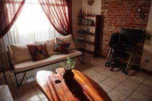 危地马拉戴诺尼酒店的客厅配有沙发和桌子