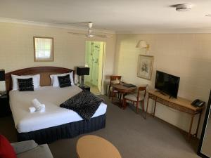 皮克顿Picton Valley Motel Australia的酒店客房,配有床和电视