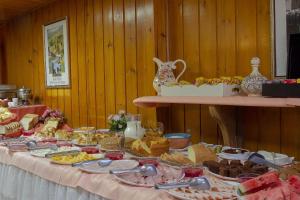 坎波斯杜若尔当内华达酒店的桌子上满是食物的桌子