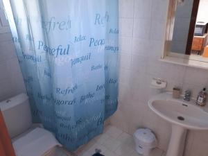 斯达林CorfuGrace的浴室设有淋浴帘,上面写着