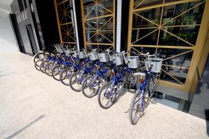 高雄康桥商旅-七贤馆的停在大楼前的一排自行车