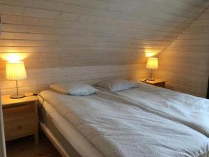 弗瓦迪斯瓦沃沃Domki Primore的一间卧室配有一张带两盏灯的床。