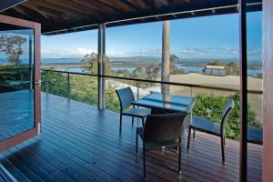 梅林布拉纯粹放纵度假屋的一个带桌椅的海景甲板