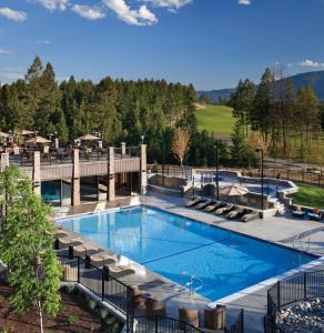 因弗米尔铜角度假酒店的度假村游泳池的图片