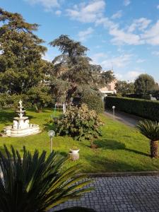 弗拉斯卡蒂迪斯特拉第四花园餐厅宾馆的草地上有一个喷泉的公园