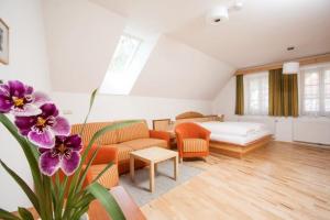 杜伦斯坦温兹霍夫 - 斯图戈尔旅馆的客厅配有床和沙发