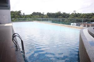 瓜拉丁加奴Sunny Seaview@Icon Residence的享有水景的游泳池