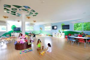 普拉亚布兰卡普拉亚布兰卡海滩全包度假酒店的一群儿童坐在一间玩具房里