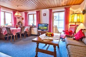 巴特欣德朗Landhaus Carolin Göhl的客厅配有沙发和桌子