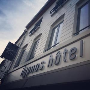 埃丹Hypnos Hotel的建筑物一侧的标志