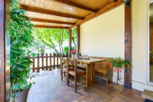 多马索bungalow campeggio madonnina的户外庭院配有木桌和椅子