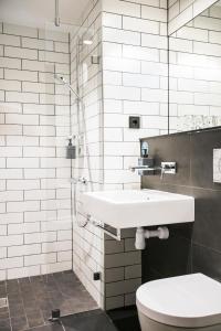 斯德哥尔摩Comfort Hotel Kista的一间带水槽和卫生间的浴室