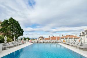 比亚里茨Résidence Vacances Bleues Le Grand Large的一个带躺椅的大型游泳池