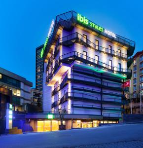 伊斯坦布尔Ibis Styles Istanbul Atasehir的建筑的侧面有标志