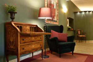 阿拉西奥布里斯托尔酒店的客房配有书桌、椅子和灯具