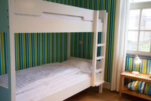 博尔赫隆'Hof der Heerlijckheid'的配有绿色墙壁的客房内的一张双层床