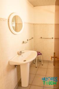 普拉亚达维多利亚Hospedaria casa D'Avo的白色的浴室设有水槽和镜子