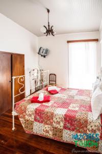 普拉亚达维多利亚Hospedaria casa D'Avo的一间卧室配有床,床上装有被子