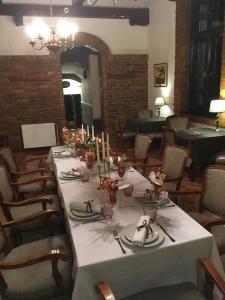 松博尔Guest House Prenoćište Piccolina的餐厅的一张桌子,上面有白色的桌布