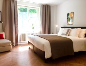 苏黎世VIADUKT公寓式酒店的一间卧室设有一张大床和一个窗户。