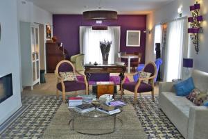 维迪堡金塔拉湾达斯酒店的客厅配有沙发和桌子