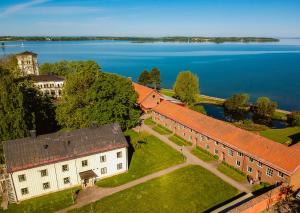 瓦斯泰纳Vadstena Folkhögskola Vandrarhem的享有湖畔建筑的空中景致