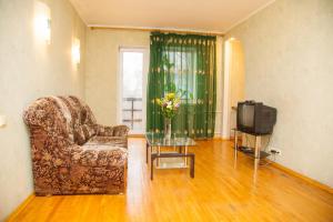 2Room Semi-luxury Apt on Stalevarov 21的休息区