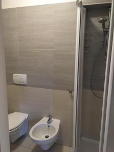 波尔莱扎Pra Livrana的浴室配有卫生间、盥洗盆和淋浴。