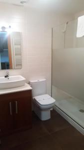 莫略Can Marxant的浴室配有卫生间、盥洗盆和淋浴。