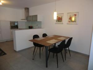 基茨比厄尔WS公寓的厨房配有木桌和黑色椅子