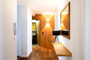 布兰德法斯奇纳公寓的浴室旁的墙上有镜子的走廊