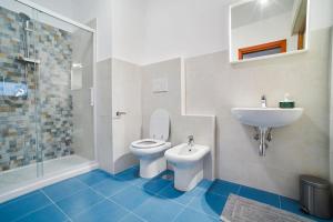 萨包迪亚Arcibaleno的一间带卫生间和水槽的浴室