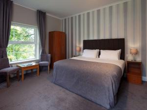 普里茅斯艾尔夫德雷酒店的酒店客房设有床和窗户。