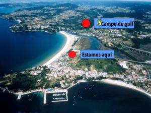 米尼奥Housingcoruña Apartamento Playa Miño 02的一张带有两个红色点的海滩地图