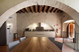 桑塔斯维尔Ostello del Castello di Santa Severa的大房间设有桌子和厨房