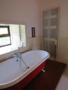舒尔河畔卡里克The Old House的带窗户的浴室内的白色大浴缸