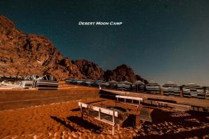 瓦迪拉姆Desert Moon Camp的夜晚沙漠月亮营地的景色
