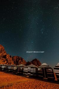 瓦迪拉姆Desert Moon Camp的星空下沙漠月亮营地的景色
