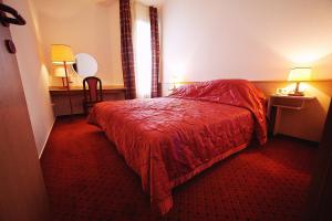 波尔托罗维拉巴尔卡公寓的酒店客房,配有一张红色床罩的床