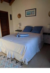 辛普森湾Simpson Bay Yatch Club 2 Bedrooms的卧室内的一张带蓝色枕头的大型白色床