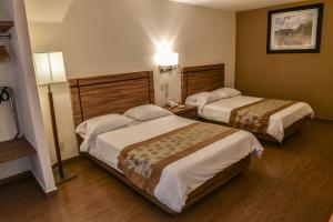 克雷塔罗奥利弗酒店 - 商务级的一间酒店客房,房间内设有两张床