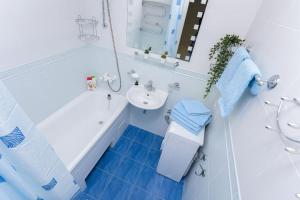 明斯克Apartment near Zybitskaya的浴室配有白色浴缸和水槽