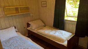 比尔克兰Eikheim的小房间设有床和窗户