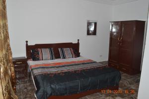 班珠尔Sukuta Nema Guest House的一间卧室配有一张床和一个梳妆台