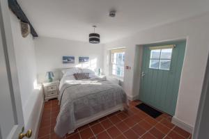 莱特肯尼Fanad Lighthouse的一间卧室设有一张床和一个绿门