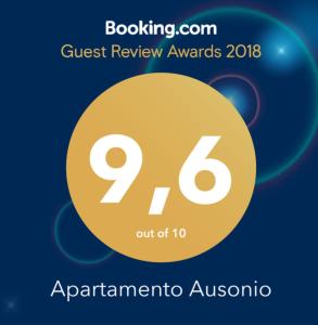 梅里达Apartamento Ausonio 2 dormitorios的黄圈读考评奖的标志
