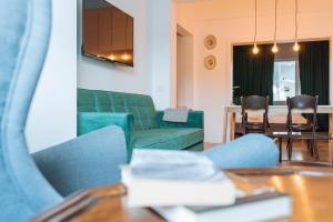 布加勒斯特Brezoianu Spacious Flat的客厅配有绿色沙发和桌子