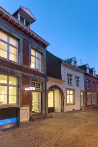 马斯特里赫特Zenden Hotel Maastricht的砖街上的一群建筑