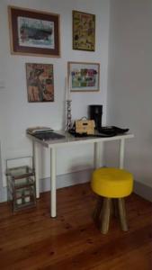 吉马良斯Casa Santa Luzia - Historic Centre的一张带黄凳的桌子和一张带椅子的桌子