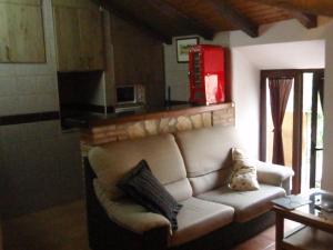 卡索拉Casa Ribera de Cazorla的一间客厅,客厅内配有白色沙发